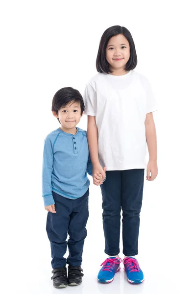 Les enfants asiatiques tenant la main ensemble sur fond blanc isolé — Photo