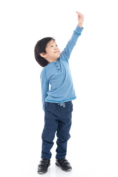 Ασίας αγόρι ψηλό και μετρώντας τον εαυτό του σε άσπρο φόντο απομονωμένες — Φωτογραφία Αρχείου