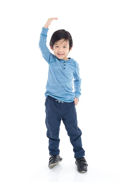 Asiático chico creciendo alto y midiéndose a sí mismo en blanco fondo aislado —  Fotos de Stock