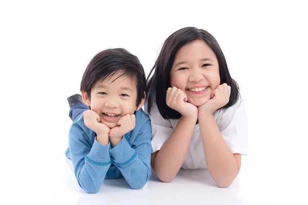 Enfants asiatiques couchés sur fond blanc isolé — Photo