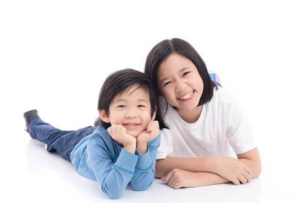 아시아 어린이 흰색 배경에 고립에 누워 — 스톡 사진