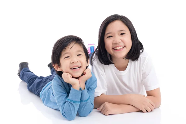 아시아 어린이 흰색 배경에 고립에 누워 — 스톡 사진
