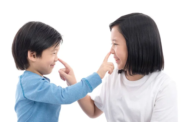 Asiatiska barn som sitter på vit bakgrund — Stockfoto