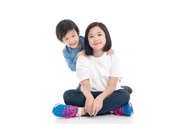 Азиатских детей, сидящих на белом фоне — стоковое фото