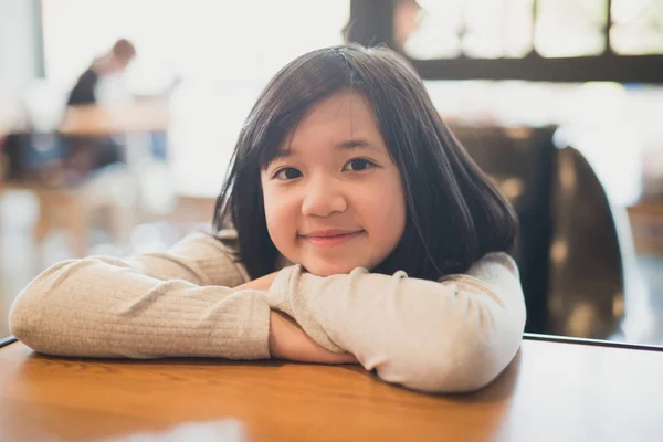 Porträtt av vackra Adsian flicka leende på kafé — Stockfoto