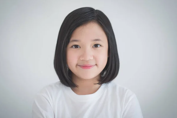 Linda menina asiática sorrindo — Fotografia de Stock