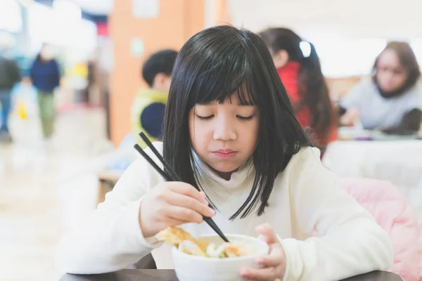 Dívka jíst tempuru Rice Bowl — Stock fotografie
