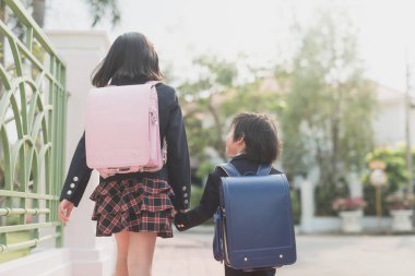 Asya çocuk el bir arada tutan