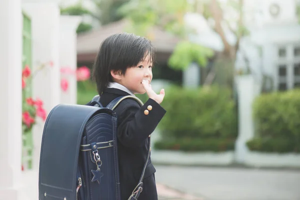 Estudiante yendo a la escuela y saludando adiós —  Fotos de Stock