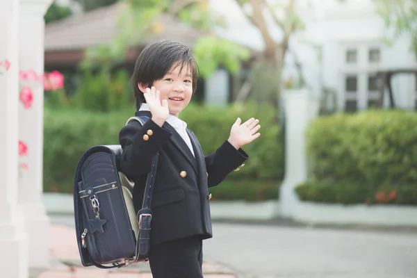 Estudiante yendo a la escuela y saludando adiós —  Fotos de Stock