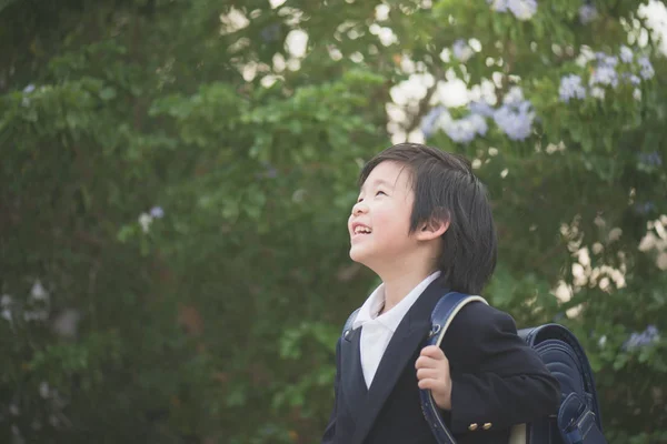 Asiatique étudiant avec sac à dos regarder jusqu "à — Photo