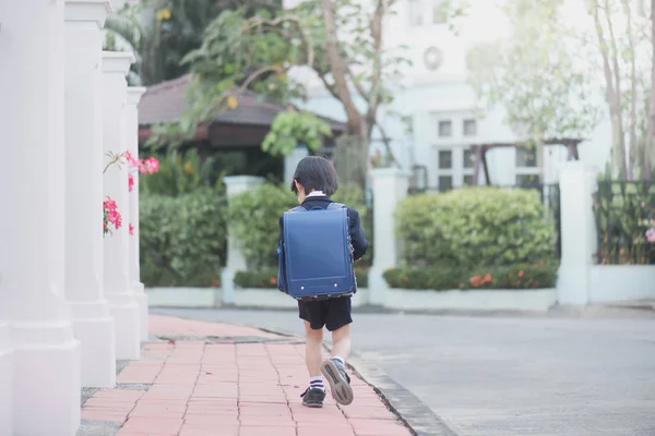 Asiática escuela chica con rosa mochila buscando —  Fotos de Stock