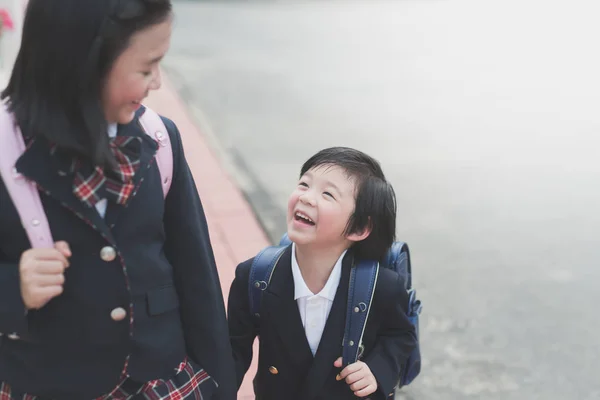 Asijské děti pohromadě drží za ruku — Stock fotografie