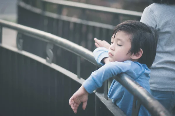 Asiático niño sentirse aburrido — Foto de Stock