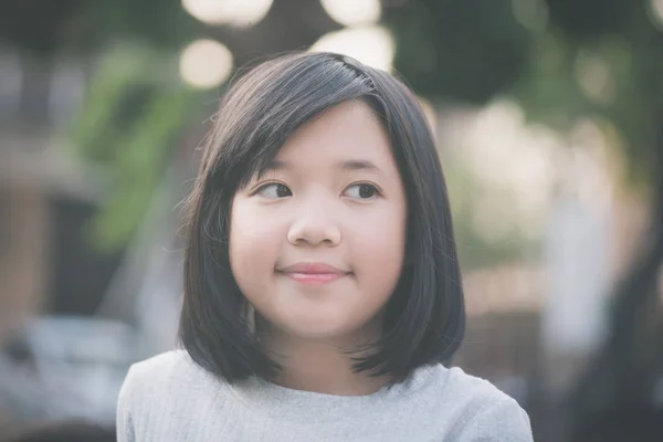 Kis-ázsiai lány nézni oldalán — Stock Fotó