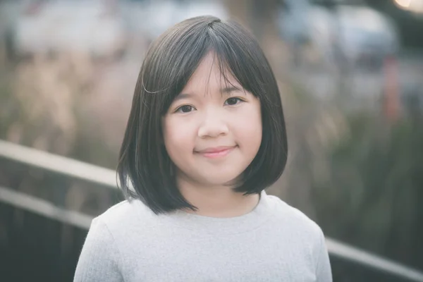 Malá Asijská dívka baví — Stock fotografie