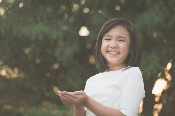 Menina asiática é feliz com a chuva — Fotografia de Stock