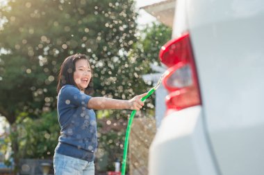 Asya çocuk araba yıkama