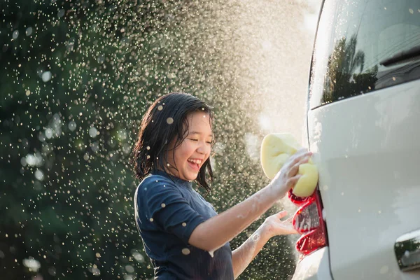 Asian children washing car — Stock Photo, Image