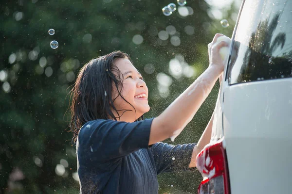 Asiático crianças lavagem de carro — Fotografia de Stock