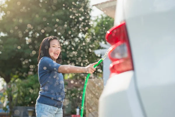 Азиатские дети моют машину — стоковое фото