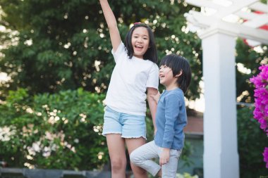 Asyalı çocuk açık havada seyir