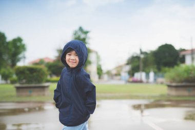 Asyalı çocuk mavi yağmurluk
