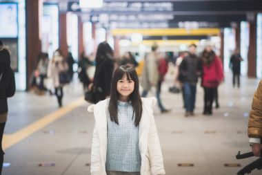 Asyalı kız tren bekliyorsun 