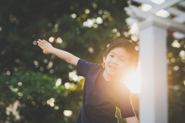 Asyalı çocuk oyun pilot pilot