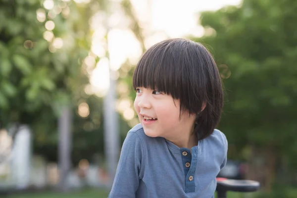 Asiático criança condução azul brinquedo carro ao ar livre — Fotografia de Stock