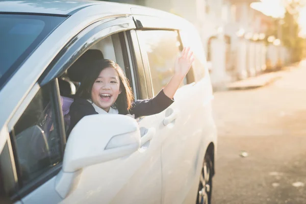 Asijská dívka v student jednotné, chodit do školy autem — Stock fotografie