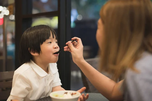 Mãe e criança comendo sorvete — Fotografia de Stock