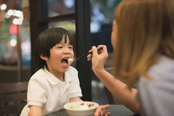 Mor och barn att äta glass — Stockfoto