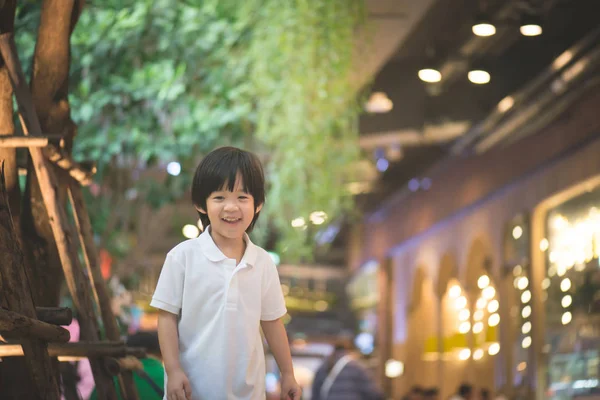 Азиатский ребенок гуляет по городу — стоковое фото