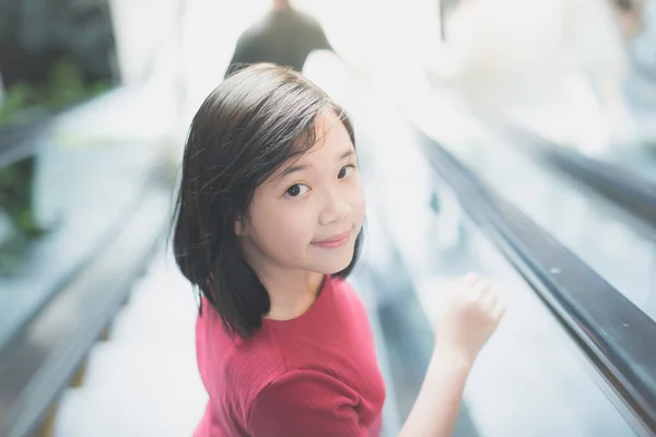 Asyalı kız ayakta yürüyen merdiven — Stok fotoğraf