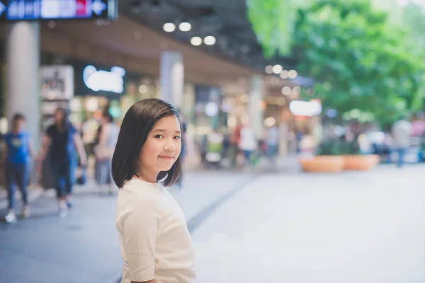 Menina asiática andando na cidade, — Fotografia de Stock