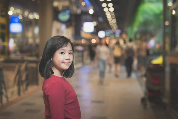 Menina asiática andando na cidade — Fotografia de Stock