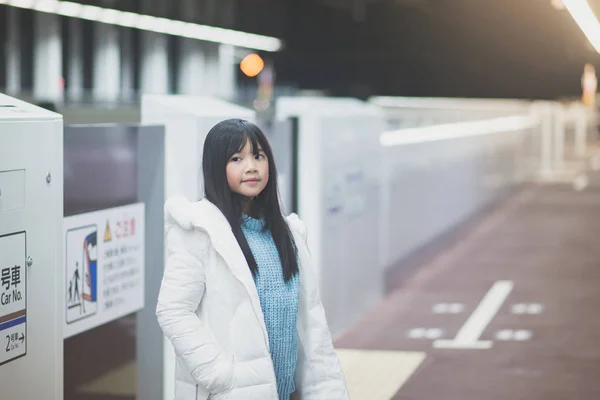 Asiática chica esperando para tren — Foto de Stock