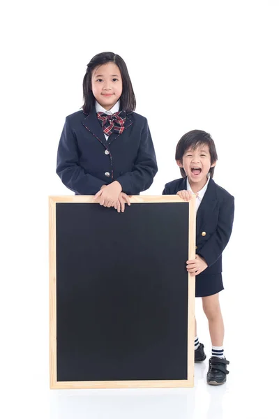 Aziatische kinderen met zwarte bord op witte achtergrond — Stockfoto