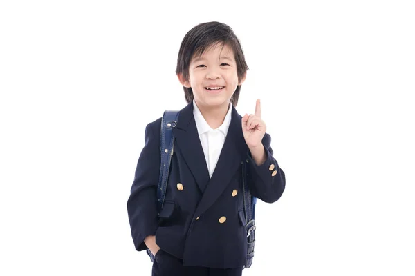 Asyalı çocuk okulda mavi okul çantası ile üniforma — Stok fotoğraf