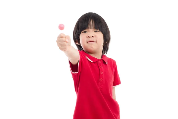 Asiático niño comiendo una piruleta sobre fondo blanco — Foto de Stock