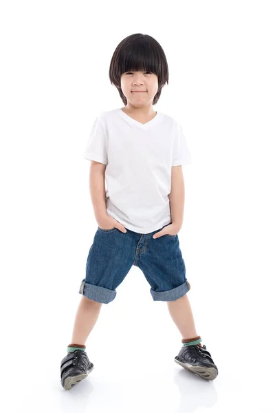 Kind in weißem T-Shirt und Jeans auf weißem Hintergrund — Stockfoto