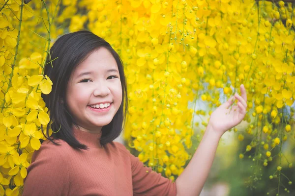 Aziatisch meisje met Golden Shower Tree ik — Stockfoto