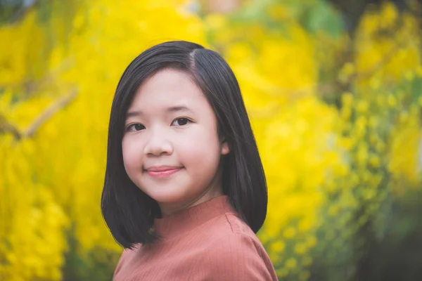 Asijská dívka s zlatý déšť strom i — Stock fotografie
