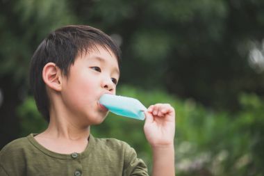 Asyalı çocuk Japon dondurma yemek 