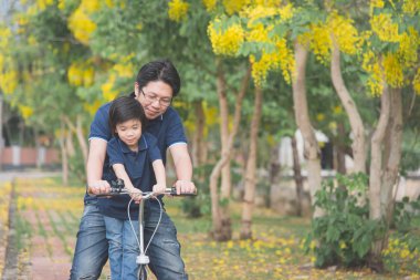 Asya baba ve oğlu binicilik bisiklet 