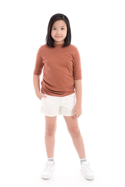 Cute asijské dívka stojící na bílém pozadí — Stock fotografie