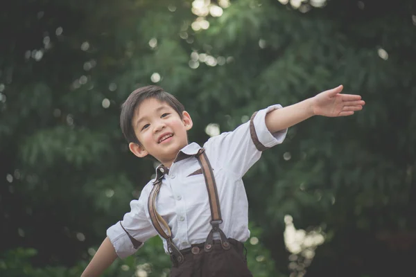 Ασιατισες παιδί παίζει πιλοτικό αεροπόρος στο πάρκο — Φωτογραφία Αρχείου