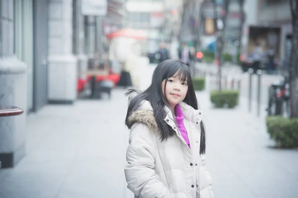 Chica disfrutando en la calle de un pueblo —  Fotos de Stock