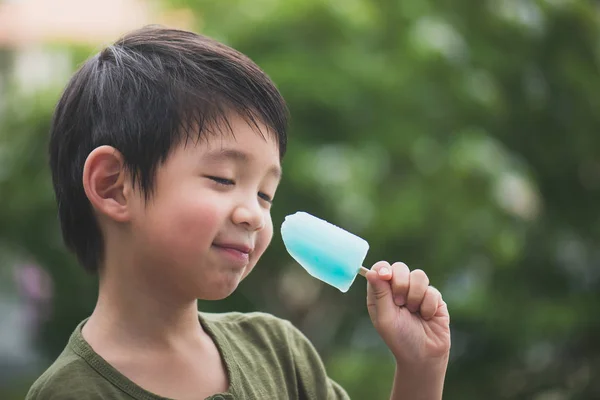 Азіатський дитину, їдять японський морозива — стокове фото